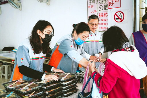 7-ELEVEN深耕公益餐食照顧，首創送取餐服務10年不間斷 發起愛心便當認捐，陪伴街友提早歡度春節、好好吃飯