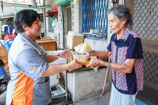 7-ELEVEN深耕公益餐食照顧，首創送取餐服務10年不間斷 發起愛心便當認捐，陪伴街友提早歡度春節、好好吃飯