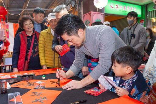 蔣萬安市長後站、華陰街商圈及台北地下街走街拜年發紅包與逆齡美人林葉亭同台秀出減齡穿搭