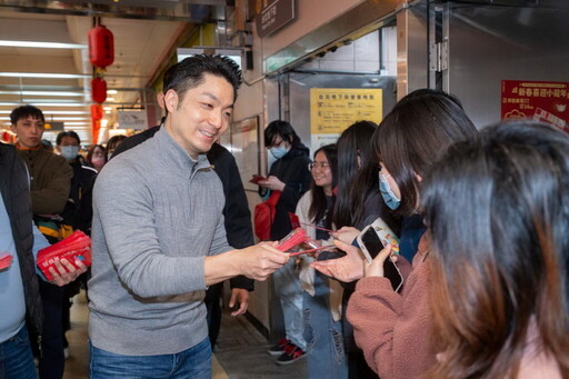 蔣萬安市長後站、華陰街商圈及台北地下街走街拜年發紅包與逆齡美人林葉亭同台秀出減齡穿搭