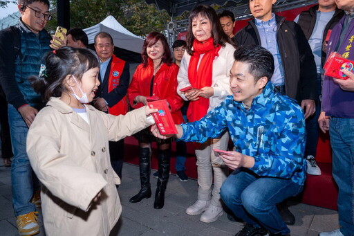 蔣萬安市長後站、華陰街商圈及台北地下街走街拜年發紅包與逆齡美人林葉亭同台秀出減齡穿搭