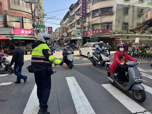 土城警交通疏導結合交安宣導 給民眾順暢過好年