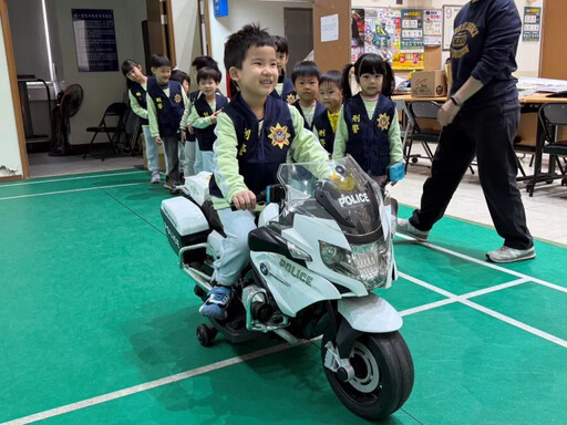 何嘉仁幼兒園參訪士林分局 學習波麗士工作與犯罪預防