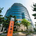 王道銀行推刷卡繳稅優惠 百貨及餐飲現金回饋加碼1%再抽iPhone 16另推出交通減碳卡新戶限時加碼1%現金回饋