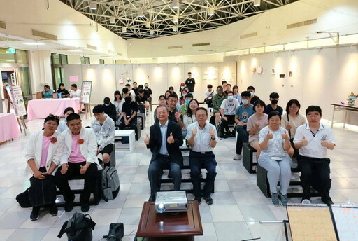 母親節感恩藝術特展 吳鳳科大李孟謙同學透過音樂及藝術 讓眾人看見屬於他的光芒