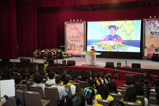 中興大學畢典 孔祥重勉畢業生「在不確定中茁壯,從思考開始」
