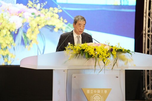 中興大學畢典 孔祥重勉畢業生「在不確定中茁壯,從思考開始」