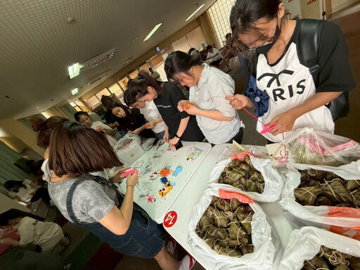 吳鳳科大外籍學生踴躍參與手作香包 體驗台灣傳統節慶魅力