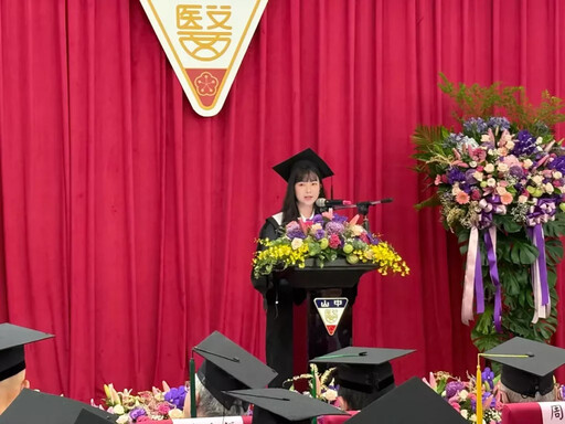 中山醫大畢典溫馨 校長黃建寧勉畢業生在AI時代堅守初衷、持續精進