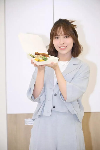 「OST唯一指定女聲」陳佩賢Jesslyn擔任紅心字會「在我身邊」公益大使，親手為老人家們製作愛的便當
