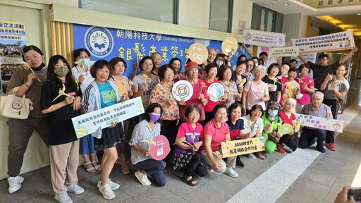 從玉米殼開出創意花朵!樂齡共學環保工藝 點亮中高齡再就業新路