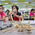 從玉米殼開出創意花朵！樂齡共學環保工藝 點亮中高齡再就業新路