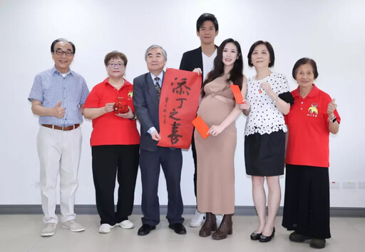 蔡允潔挺孕肚為紅心字會信義老人中心慶生做公益 笑喊有機會現場生小孩