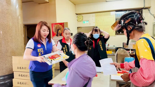 板橋妙雲宮舉辦「中元普渡平安米捐助弱勢計畫」 劉美芳到場親自發送白米
