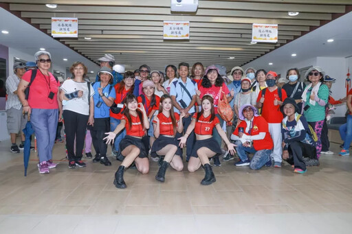 味全龍啦啦隊「小龍女」琪琪、馬妹、星岑化身小女孩，出席「重陽敬老公益活動」