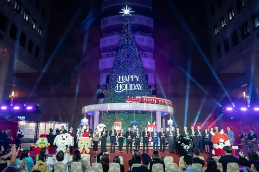 6萬顆燈泡閃耀微風台北車站 室內最高22米聖誕樹攜四大吉祥物點亮冬夜