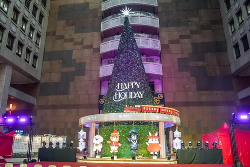 6萬顆燈泡閃耀微風台北車站 室內最高22米聖誕樹攜四大吉祥物點亮冬夜