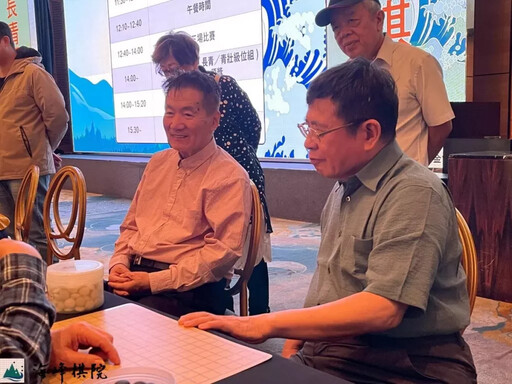 棋中豪傑挑戰百歲傳奇!海峰盃長青賽熱鬧開幕,十餘位90歲棋士獲勳章