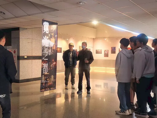 吳鳳科技大學應用數位媒體系舉辧 霓光之都 – 數位影像個展