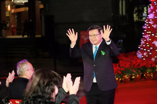 雙春金蛇年最高火紅15米聖誕樹 璀璨國北教大!