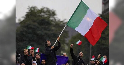 巴黎奧運／ 開幕式揮舞國旗掉落「這一物」在塞納河 義大利掌旗手急發文向愛妻求饒