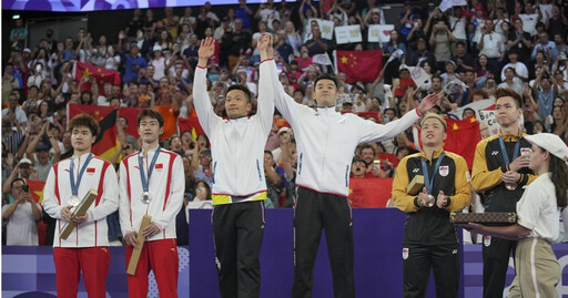 巴黎奧運／中國羽球男雙獲銀牌！網見王昶「整場微笑」超好奇 背後原因曝光