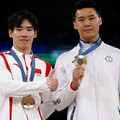 巴黎奧運／中國選手張博恆「狂搭訕唐嘉鴻」頒獎台上聊不停！網笑虧：這兩人案情不單純