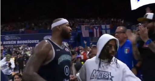 波國賽場衝突!前NBA球星卡森斯遭觀眾潑酒 他回敬中指後遭驅離
