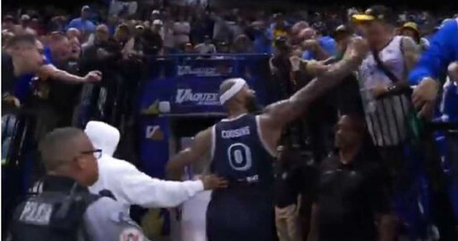 波國賽場衝突!前NBA球星卡森斯遭觀眾潑酒 他回敬中指後遭驅離