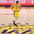 NBA天價交易！湖人隊轉手「交易金額100億」 出售給馬克沃特