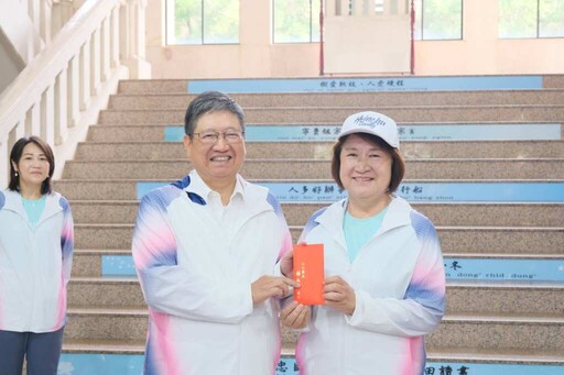楊文科授旗全中運代表隊 勉勵選手旗開得勝