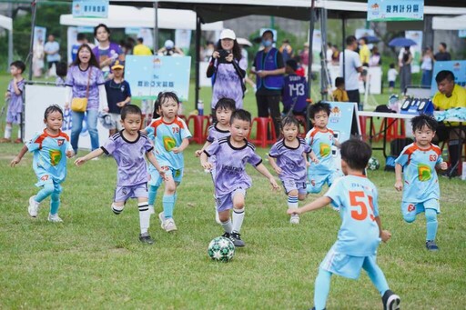 臺北市幼兒足球錦標賽歡樂開踢 2000名小小球員奔馳道南草地