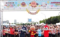 麵包超人IP路跑中央球場登場 六千名跑者小手拉大手快樂奔跑