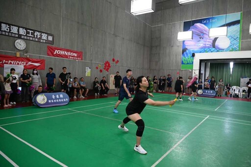 綻放盃羽球賽熱鬧登場 臺東縣府逾百人揮拍較勁