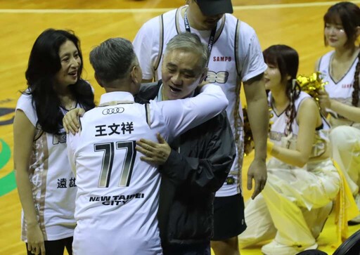 國王隊Q1的快樂雙塔 搭配40歲雙狐 創下總冠軍賽最大勝利