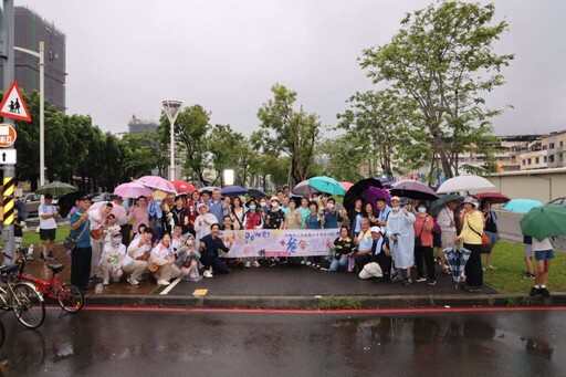 「爸氣登場!」民代、區長、插畫家馬里斯領路! 200位居民雨中齊健走