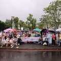「爸氣登場！」民代、區長、插畫家馬里斯領路！ 200位居民雨中齊健走