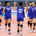 登峰造極排球賽 華僑前排攔網 中山工商首敗 四隊均兩勝一負並列首位陷入混戰