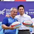黃金海岸市長贈球衣 蔣萬安：世壯運橄欖球賽見證臺澳友誼