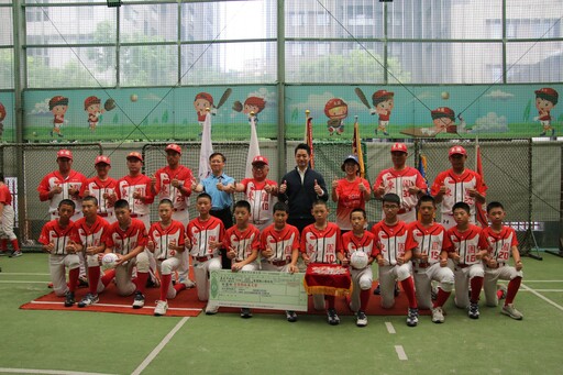 蔣萬安為東園少棒隊授旗 祝賀勇闖亞太區賽事