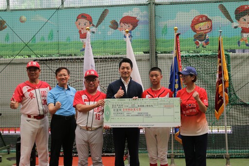 蔣萬安為東園少棒隊授旗 祝賀勇闖亞太區賽事