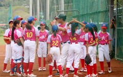 新竹縣興隆國小女子棒球隊表現佳 成軍半年勇奪軟式女子全國季軍