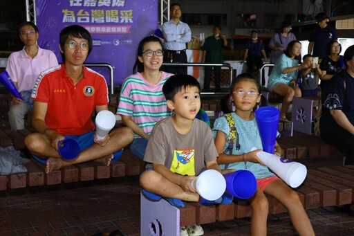 中正公園轉播奧運賽事 黃敏惠與市民為中華健兒送「奧援」
