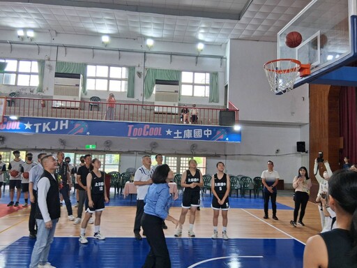 土庫國中活動中心整修完工啟動典禮 張麗善、立委丁學忠與女籃隊員投籃相見歡