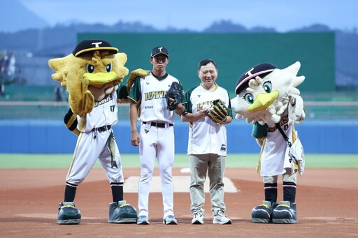 中職台東開打副縣長王志輝開球 台鋼雄鷹回饋縣民4:3台鋼首戰告捷