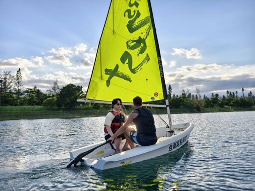 臺東活水湖玩風帆船 蕭煌奇：掌舵航行感覺很棒！