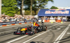 台灣史上第一次 F1賽車928在台中街頭飆速