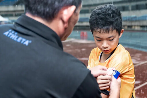 小朋友全哭了！大雨中被香港逆轉錯過冠軍