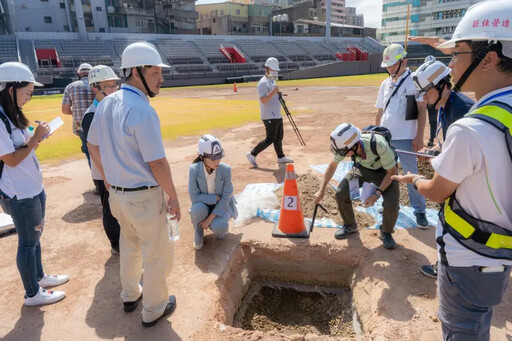 新竹棒球場挖出廢電線、磚塊！他們都怒了