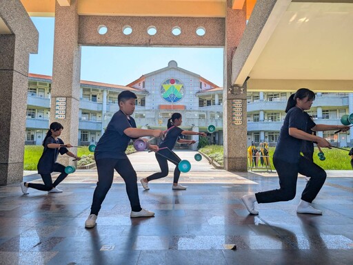 東華附小扯鈴隊遠赴紐西蘭交流 簽訂合作備忘錄並與街頭民眾扯鈴互動